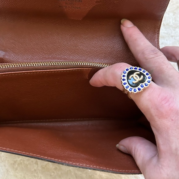 The Classic Louis Vuitton Monogram Sarah Wallet… will fit your iPhone 14Pro!! - Picture 5 of 10